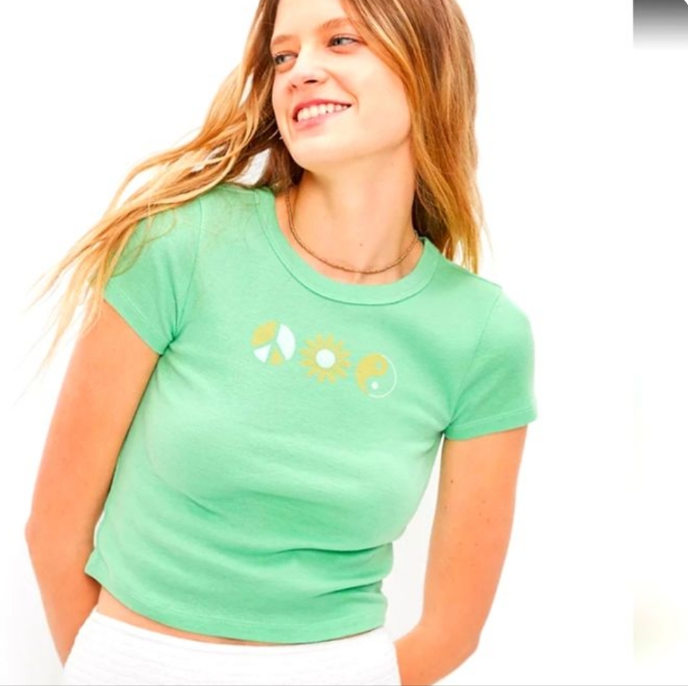 AMERICAN EAGLE | Women's Green Peace/Ying Yang Short Sleeved Fitted Crop Shirt